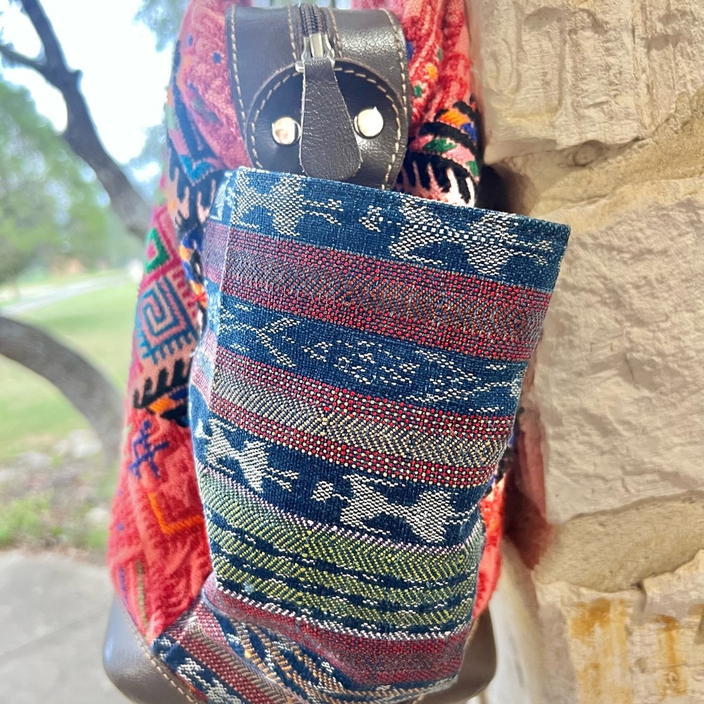 Gorgeous Nena & Co Colorfully Embroidered and Leather Purse/Bag. - Picture 3 of 11
